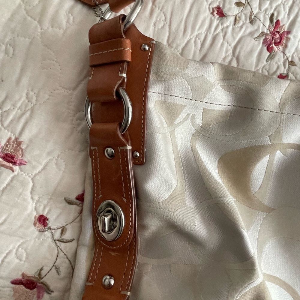Coach Cream and Tan Leather Shoulder Bag with Slouchy Design - Picture 6 of 10